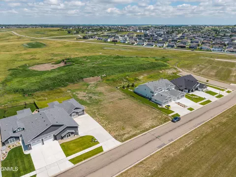 2016 Prairie Hawk Dr, Bismarck, ND 58503 photo 2