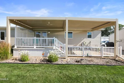 Exterior - 1509 46th St W, Williston, ND 58801 photo 5 of 12