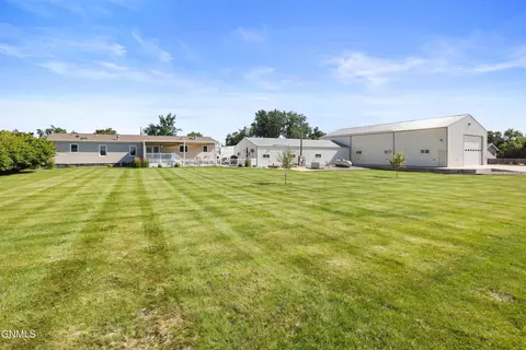 Exterior - 1509 46th St W, Williston, ND 58801 photo 4 of 12