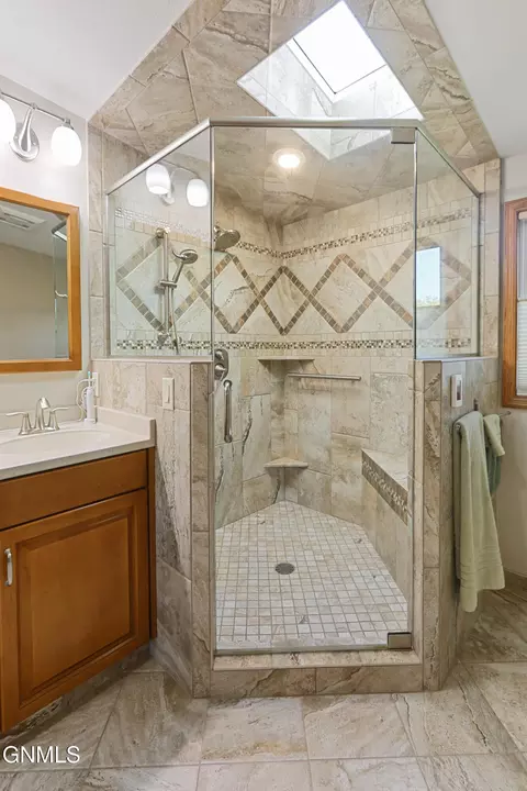 Bath - 1509 46th St W, Williston, ND 58801 photo 2 of 4