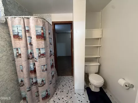 Bath - 1839 Ryan Dr, Bismarck, ND 58501 photo 2 of 5
