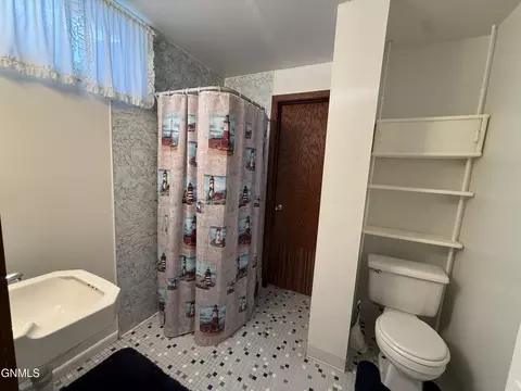 Bath - 1839 Ryan Dr, Bismarck, ND 58501 photo 5 of 5