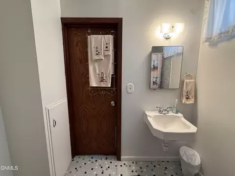 Bath - 1839 Ryan Dr, Bismarck, ND 58501 photo 4 of 5