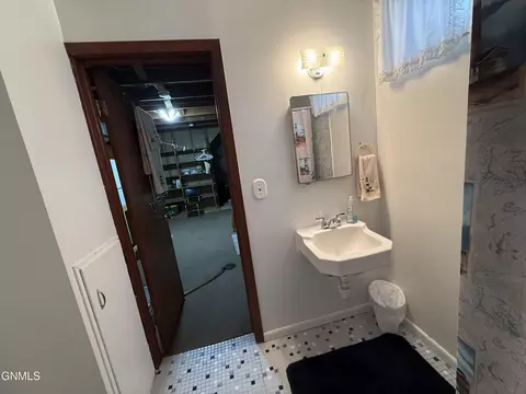 Bath - 1839 Ryan Dr, Bismarck, ND 58501 photo 3 of 5
