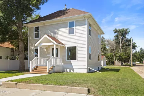 Exterior - 429 7th Ave W, Williston, ND 58801 photo 2 of 11