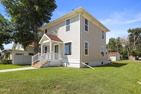 Exterior - 429 7th Ave W, Williston, ND 58801 photo 3 of 11