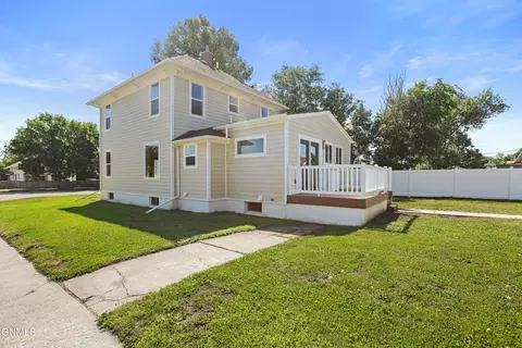 Exterior - 429 7th Ave W, Williston, ND 58801 photo 5 of 11
