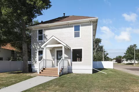 Exterior - 429 7th Ave W, Williston, ND 58801 photo 2 of 7