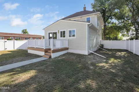 Exterior - 429 7th Ave W, Williston, ND 58801 photo 6 of 7