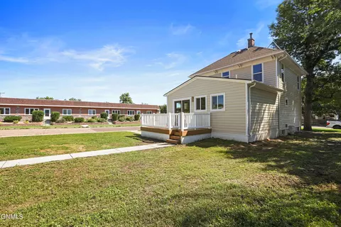 Exterior - 429 7th Ave W, Williston, ND 58801 photo 6 of 11
