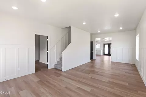 Living - 429 7th Ave W, Williston, ND 58801 photo 2 of 5