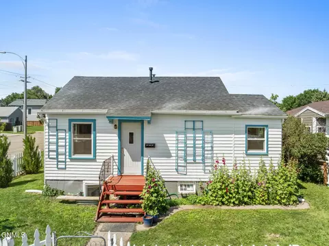 Exterior - 820 4th St W, Williston, ND 58801 photo 2 of 5