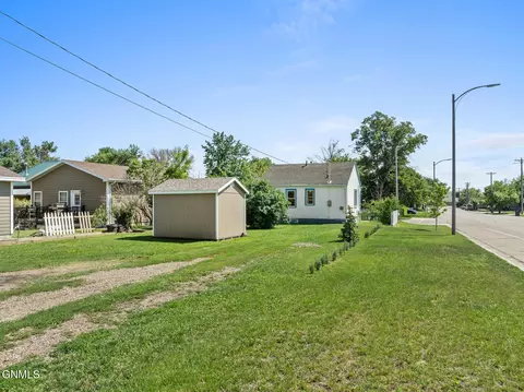 Exterior - 820 4th St W, Williston, ND 58801 photo 5 of 5