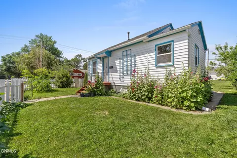 Exterior - 820 4th St W, Williston, ND 58801 photo 3 of 5