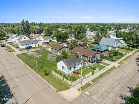 View/Area - 820 4th St W, Williston, ND 58801 photo 2 of 3
