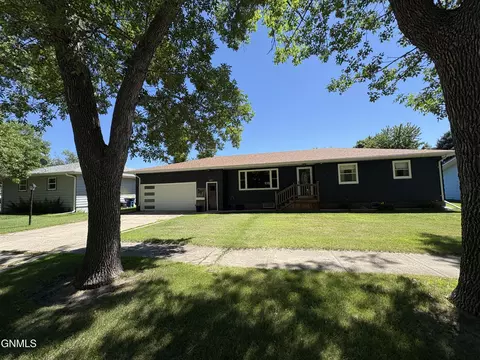 312 2nd St S, Ellendale, ND 58436