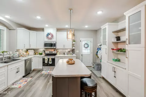 Kitchen - 103 Edmonton Dr, Bismarck, ND 58503 photo 2 of 9