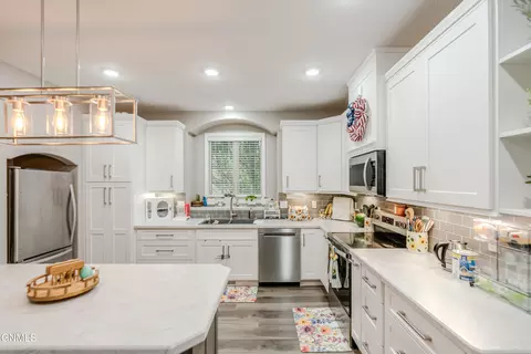 Kitchen - 103 Edmonton Dr, Bismarck, ND 58503 photo 3 of 9