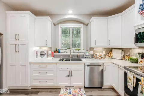 Kitchen - 103 Edmonton Dr, Bismarck, ND 58503 photo 4 of 9