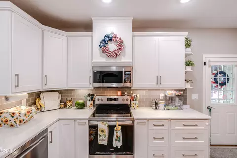 Kitchen - 103 Edmonton Dr, Bismarck, ND 58503 photo 6 of 9