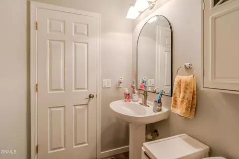 Bath - 103 Edmonton Dr, Bismarck, ND 58503 photo 2 of 11