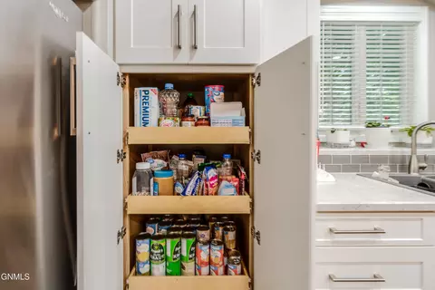 Kitchen - 103 Edmonton Dr, Bismarck, ND 58503 photo 8 of 9