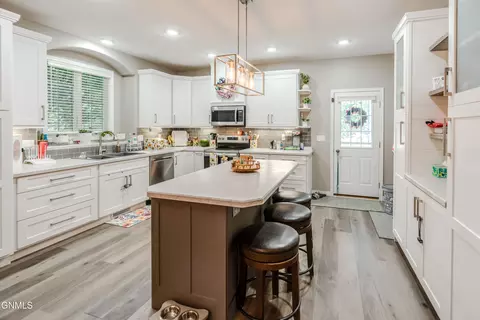 Kitchen - 103 Edmonton Dr, Bismarck, ND 58503 photo 1 of 9