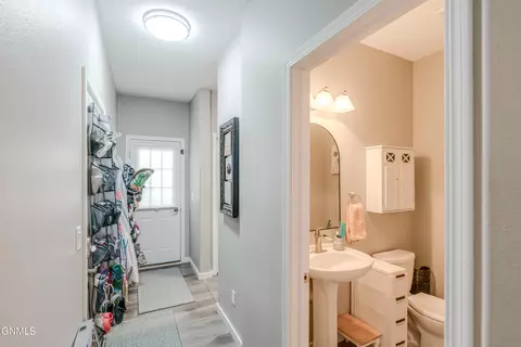 Entry Way - 103 Edmonton Dr, Bismarck, ND 58503 photo 2 of 3