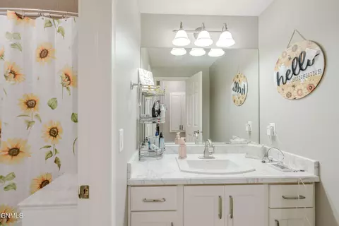 Bath - 103 Edmonton Dr, Bismarck, ND 58503 photo 6 of 11
