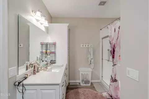 Bath - 103 Edmonton Dr, Bismarck, ND 58503 photo 3 of 11