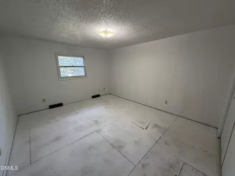 555 Marilyn Dr, Mandan, ND 58554 photo 11