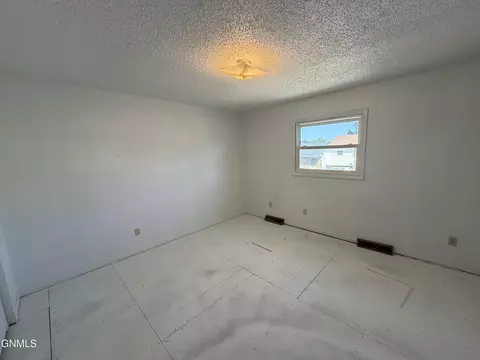 555 Marilyn Dr, Mandan, ND 58554 photo 12