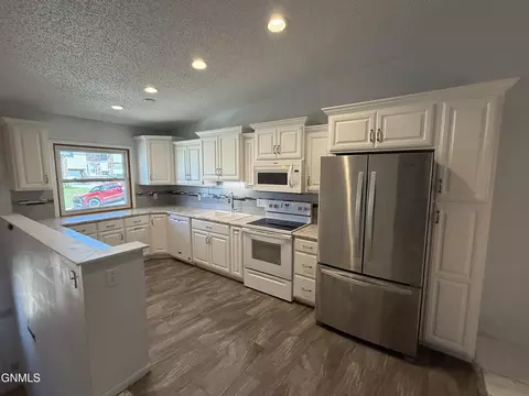 555 Marilyn Dr, Mandan, ND 58554 photo 4