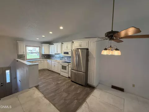 555 Marilyn Dr, Mandan, ND 58554 photo 5