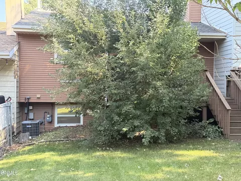 555 Marilyn Dr, Mandan, ND 58554 photo 2
