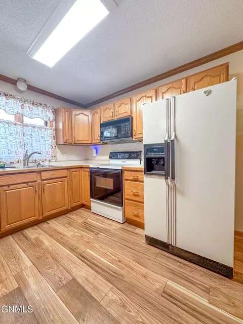 Kitchen - 3281 Capitol Ave E, Bismarck, ND 58501 photo 2 of 5