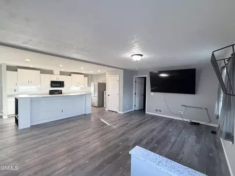 5475 Nicholas Ave, Williston, ND 58801 photo 2