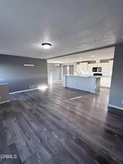 5475 Nicholas Ave, Williston, ND 58801 photo 4