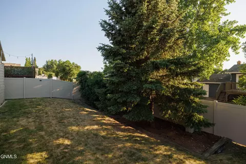 Exterior - 640 4th Ave SE, Dickinson, ND 58601 photo 8 of 12