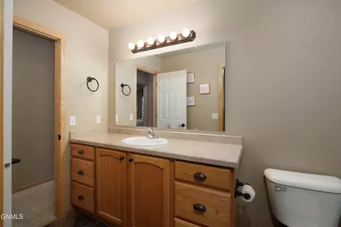 Bath - 640 4th Ave SE, Dickinson, ND 58601 photo 3 of 4