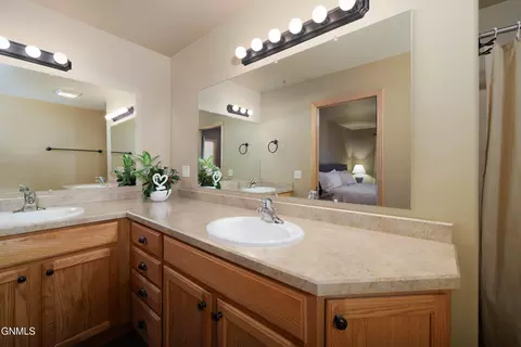 Bath - 640 4th Ave SE, Dickinson, ND 58601 photo 1 of 4