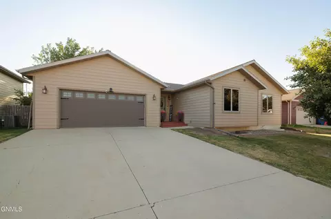 Exterior - 640 4th Ave SE, Dickinson, ND 58601 photo 4 of 12