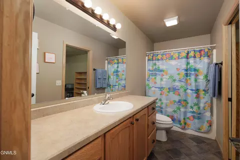 Bath - 640 4th Ave SE, Dickinson, ND 58601 photo 4 of 4