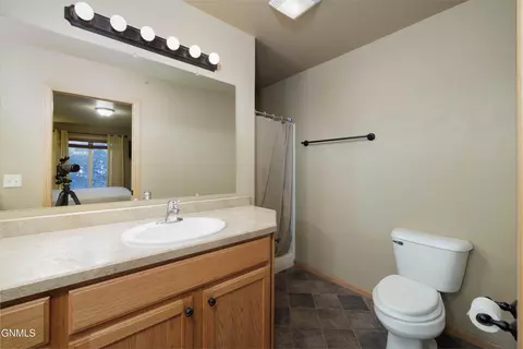 Bath - 640 4th Ave SE, Dickinson, ND 58601 photo 2 of 4