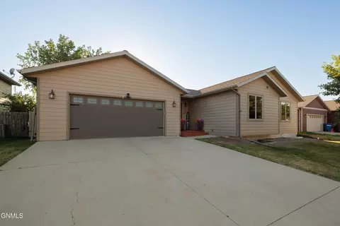 Exterior - 640 4th Ave SE, Dickinson, ND 58601 photo 7 of 12