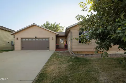 Exterior - 640 4th Ave SE, Dickinson, ND 58601 photo 5 of 12