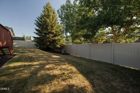 Exterior - 640 4th Ave SE, Dickinson, ND 58601 photo 11 of 12