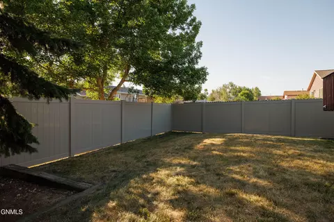 Exterior - 640 4th Ave SE, Dickinson, ND 58601 photo 10 of 12