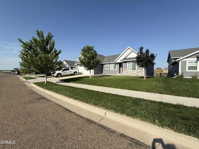 1500 Meadowlark Ct, Watford City, ND 58854