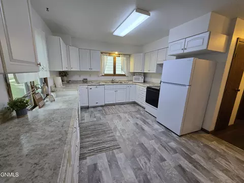 403 8th St E, Williston, ND 58801 photo 9